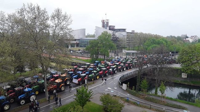 Майже 1,5 тисячі тракторів заблокували рух у центрі Страсбурга 01
