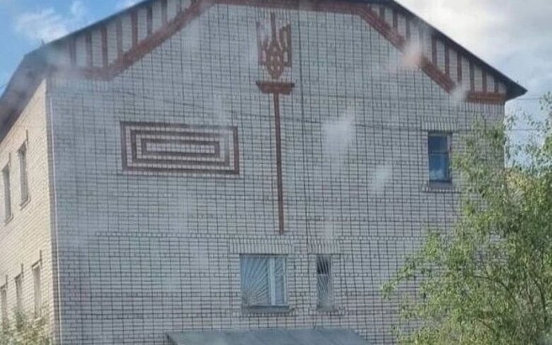 На здании военкомата в РФ заметили кирпичный трезубец. Говорят, это дело рук украинских строителей 02