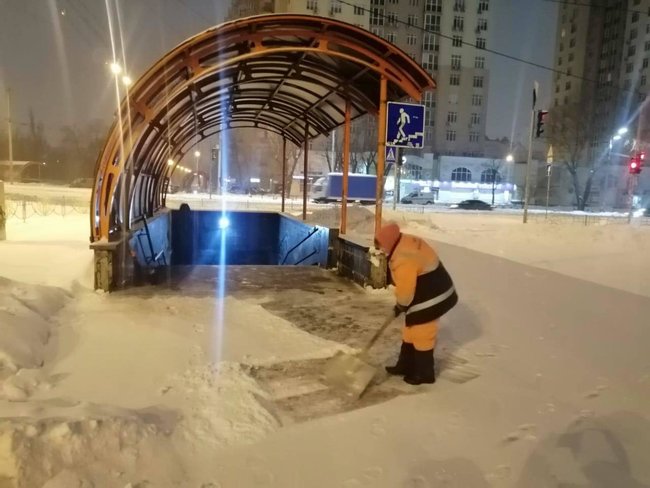 Киев засыпало снегом: город стал в пробках, введено оперативное положение для транспорта 06
