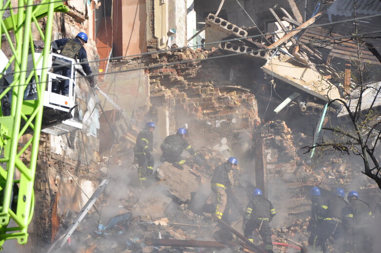 At site of kamikaze drone attack in Kyiv, rubble is being cleared 28