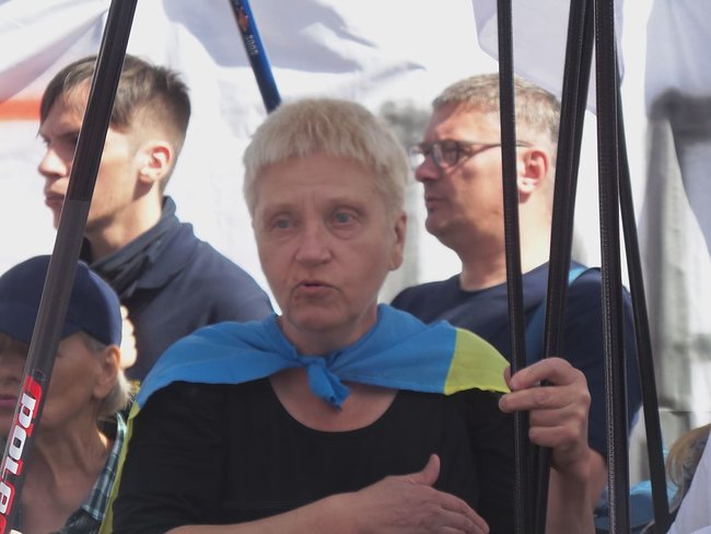 Шибениця, голова Леніна і бійки, - активісти пікетують КС з вимогою не скасовувати закон про люстрацію 02