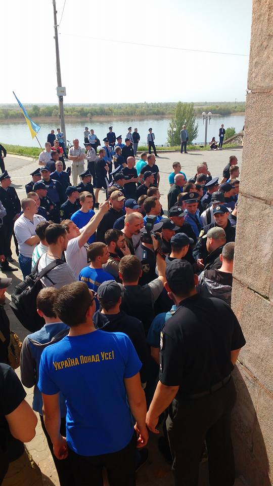 У Херсоні поліція розборонила мітингувальників, які билися 07 У Херсоні поліція розборонила мітингувальників, які билися 07