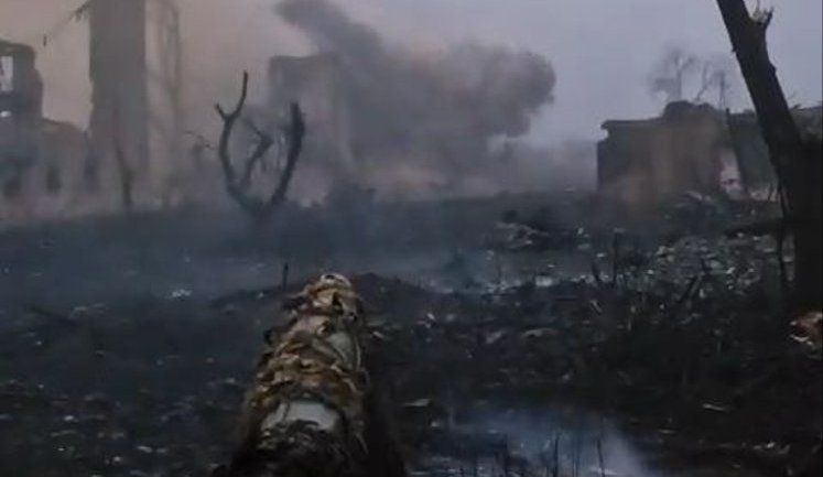 Танк Т-72 24-ї бригади розніс багатоповерхівку з окупантами у Часовому Яру. ВIДЕО