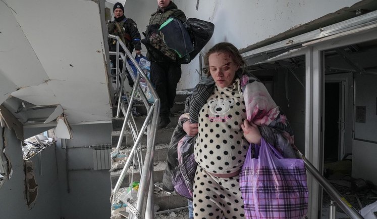 За кілька годин до авіаудару по маріупольському пологовому будинку Захарова заявляла, що в ньому "облаштували вогневі позиції українські нацбати". ВIДЕО