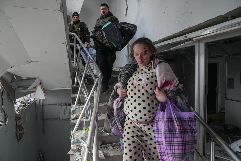 Оккупанты сбросили авиабомбы на детскую больницу в Мариуполе 08