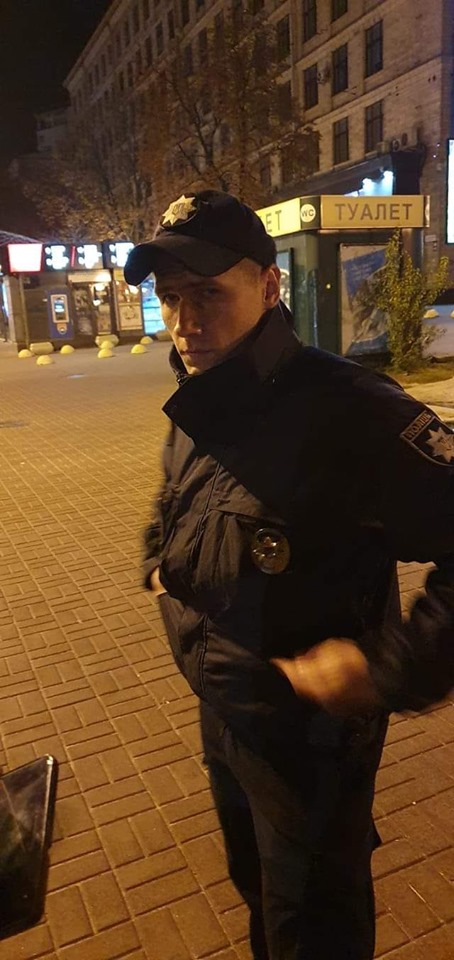Поліцейський врятував хлопця, який погрожував зістрибнути з даху на Майдані 02