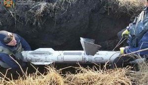 Пиротехники Белой Церкви вывезли и уничтожили неразорвавшуюся российскую авиаракету Р-27 - ГСЧС. ФОТО