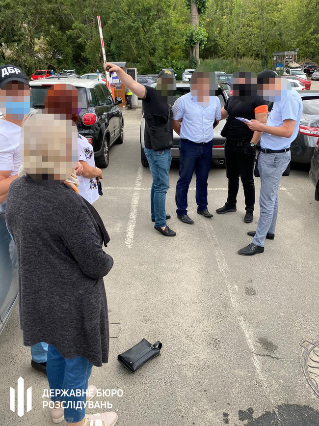 Слідчого поліції Київщини спіймали на хабарі 5 тис. дол., - ДБР 01