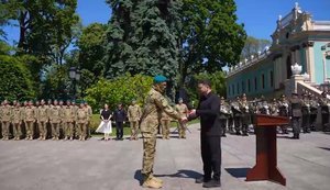 Зеленський у День морської піхоти відзначив воїнів державними нагородами та бойовими прапорами. ВIДЕО
