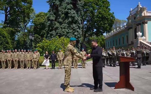 Зеленський у День морської піхоти відзначив воїнів державними нагородами та бойовими прапорами. ВIДЕО