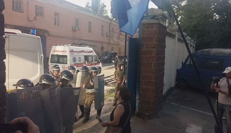 Блокування швидкої і проколювання шин автозаку, - протест знайомих "торнадівців" під Лук'янівським СІЗО. ВIДЕО