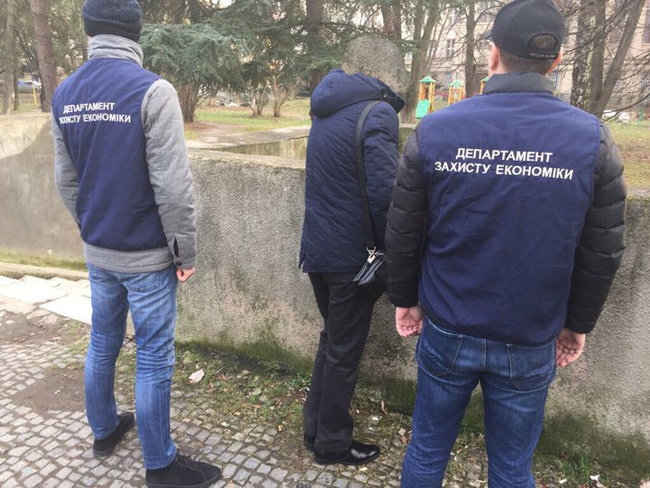 Чиновник Государственной архитектурно-строительной инспекции задержан на Закарпатье при получении 400 долл. взятки, - прокуратура 01