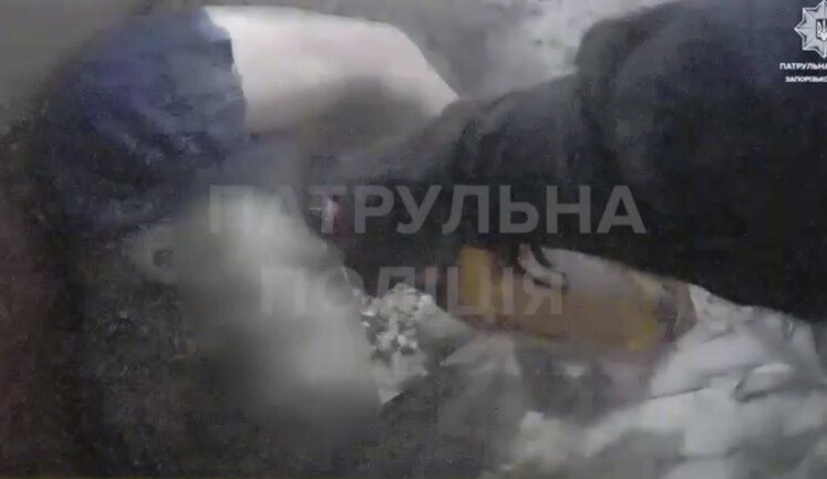 "В мене там син горить": правоохоронці показали моторошні кадри рятувальної операції після удару по Запоріжжю. ВIДЕО