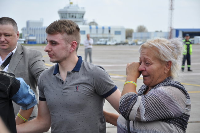 Звільнені українці прилетіли до Києва 41