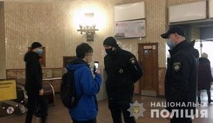 У метро Києва поліція від початку карантину склала 148 протоколів на людей без масок. ВІДЕО+ФОТОрепортаж