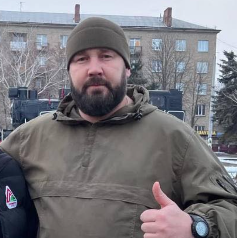 Зеленський нагородив військового та журналіста за порятунок людей після обстрілів