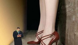 Подсудимая встаньте!