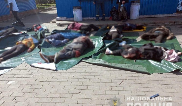 Нацполіція про обстріл вокзалу Краматорська: Ракета влучила у тимчасовий зал очікування, де перебували сотні людей, серед загиблих є діти. ФОТО 18+