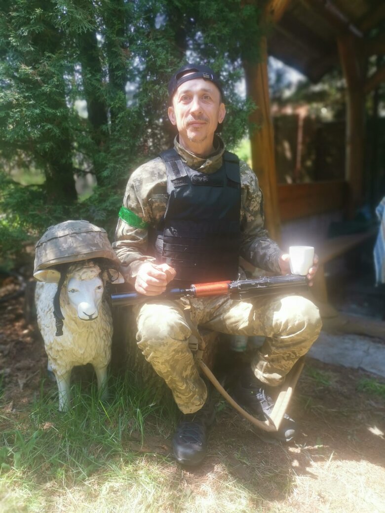 Олег Собченко: Раніше були такі чорнобаївські моменти, як-от у селі Козаровичі, де росіяни вперто ставали на одні й ті ж поля. Ми їздили туди майже через день колупати їх артою. Тут вже таких дурних росіян немає 07