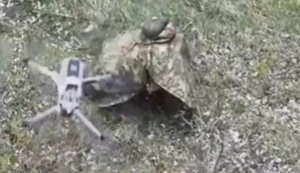 Росіянин у плащі-"невидимці" укоротив собі віку на полі бою під наглядом українського дрона. ВIДЕО