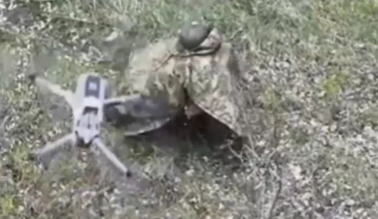 Росіянин у плащі-"невидимці" укоротив собі віку на полі бою під наглядом українського дрона. ВIДЕО