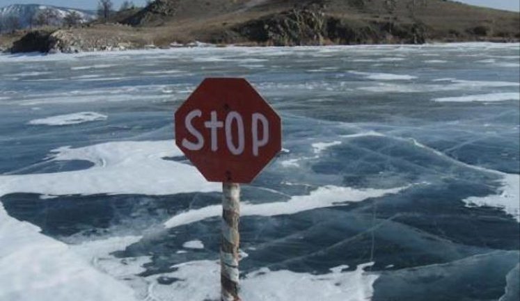 Рятувальна операція у новорічну ніч: човен з людьми застряг у кризі на Полтавщині