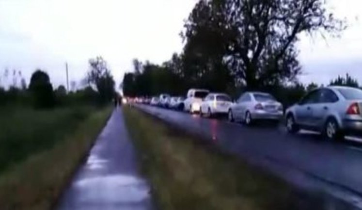 На українсько-польському кордоні в черзі зібралося майже 300 автомобілів. Пункти пропуску працюють на повну потужність, - Слободян. ВIДЕО