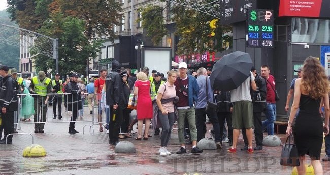 Онуфрій, Новинський, Бойко і віряни: як УПЦ МП хресну ходу проводили 04