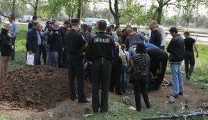 Донецкий пенсионер добровольно залез в гроб и попросил себя закопать. ФОТОрепортаж