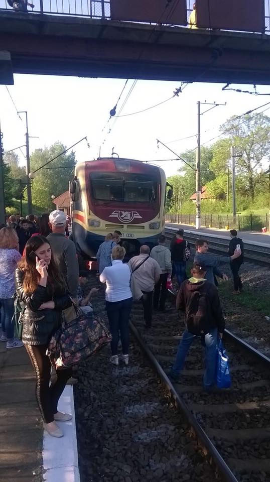 Пасажири електрички на Львівщині знову перекривали залізницю 01