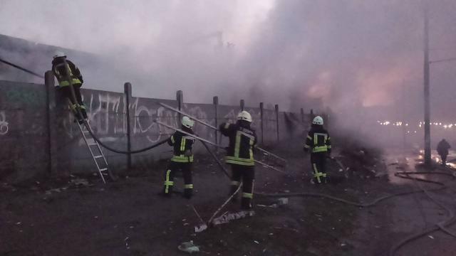 В Киеве возле метро Петровка загорелись склады 08