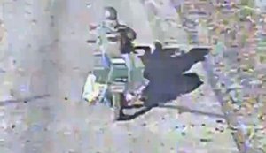 Дрон-ждун атакує та знищує російського мотоштурмовика. ВIДЕО