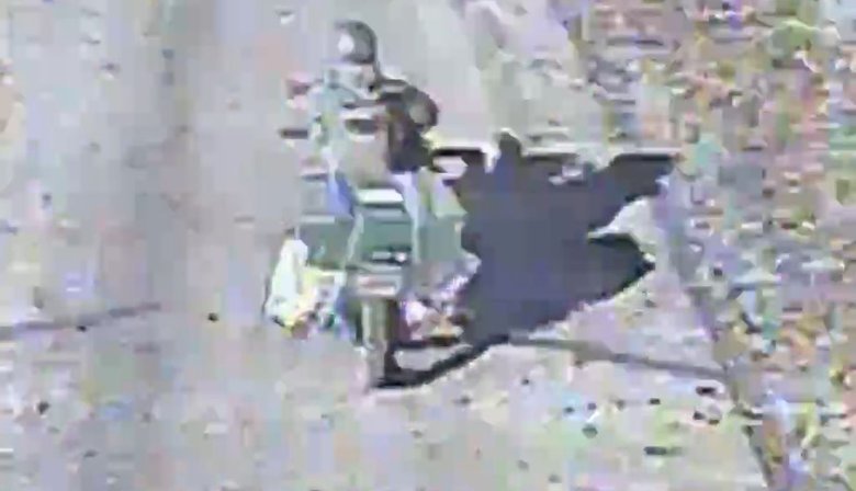 Дрон-ждун атакує та знищує російського мотоштурмовика. ВIДЕО