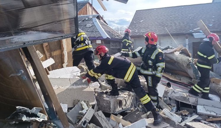 В результате взрыва обрушилось 2-этажное здание в Киеве: спасатели проверяют, есть ли под завалами люди. ФОТОрепортаж
