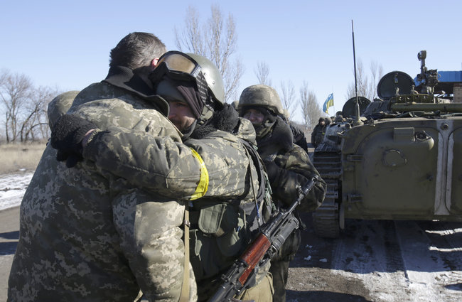 Військовий фотограф Анатолій Степанов: Авдіївка. Лежить пенсіонер, мертвий, придавлений плитою. Дядько Коля всю війну пережив, а тут братики постаралися 49