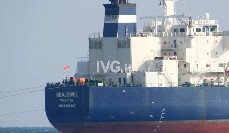 На танкере "Seajewel", перевозившему российскую нефть в обход санкций, прогремели взрывы у берегов Италии. ФОТО