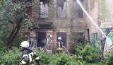 Рятувальники ліквідують пожежу в напівзруйнованій триповерховій будівлі на Подолі. ФОТОрепортаж