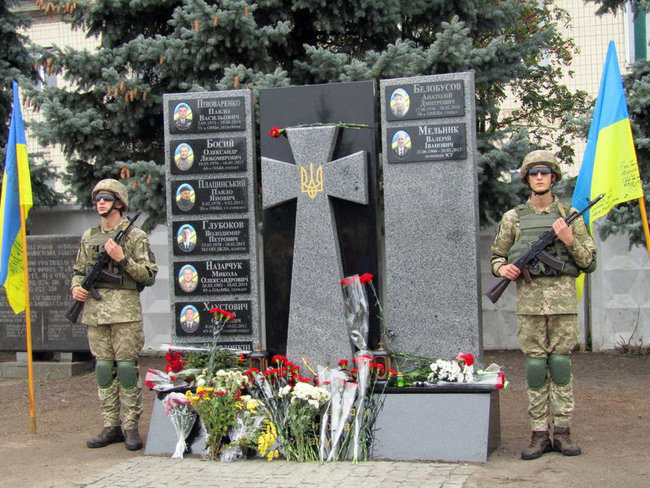 Памятник погибшим защитникам Украины открыли на Житомирщине 01