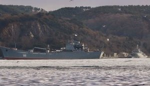 На полпути в Сирию у российского корабля отказал двигатель