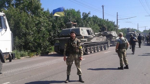 Боєць батальйону Донбас Сергій Міщенко: Назустріч вискочив автомобіль із російськими окупантами і написом на борту Отморозки. Цих виродків ми знищили. А потім взяли в полон ще 8 терористів 02