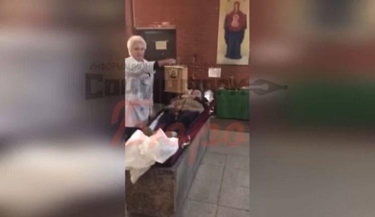 Співробітники московського похоронного бюро влаштували вечірку в морзі. ВIДЕО