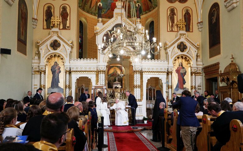 Pope met with Ukrainian refugees in Budapest 01
