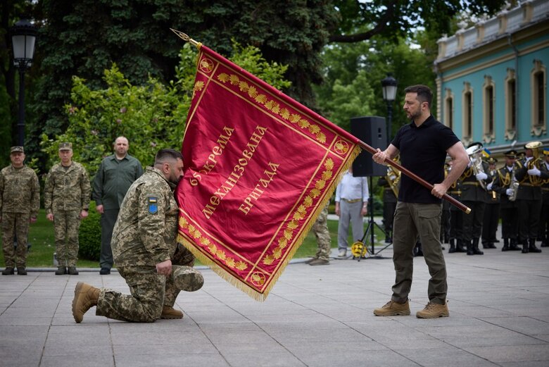 Зеленський вручив бригадам бойові прапори