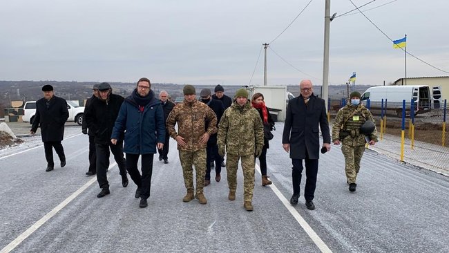 Посли країн Вишеградської четвірки відвідали лінію розмежування на Донбасі 01