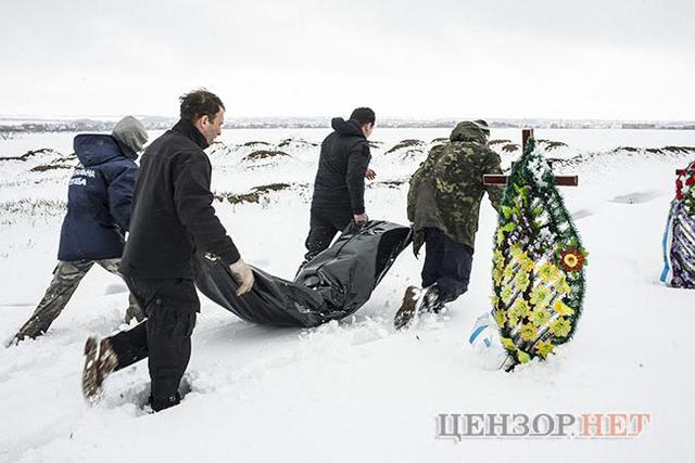 Когда мы встретились с поисковиком, он полчаса не решался мне сказать, что нашли тело моего сына, - отец погибшего бойца Александра Тищенко 16