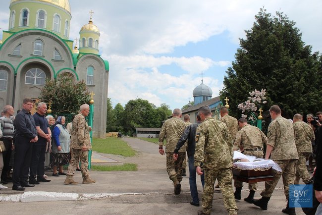 С бойцом 14-й ОМБр Олегом Пушкаруком, погибшим 9 мая на Луганщине, простились на Волыни 28
