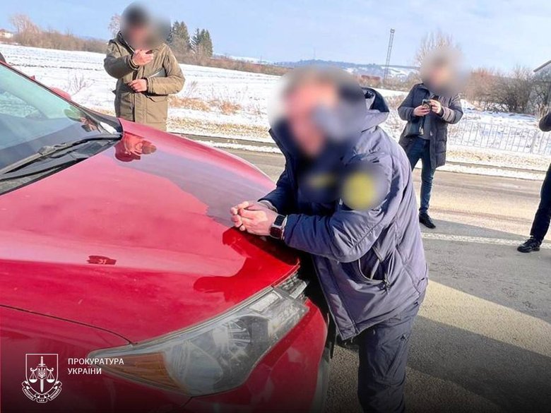 Переправляли ухилянтів за паспортами померлих