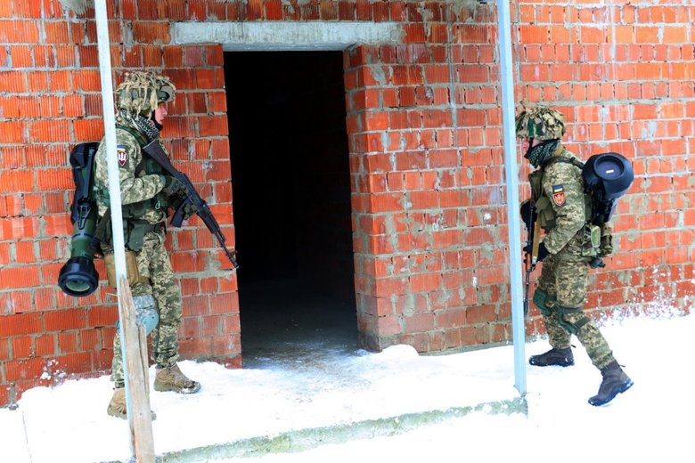 Военнослужащие ВСУ овладевают тактическими действиями по применению ПТРК NLAW в урбанизированной местности 04 Военнослужащие ВСУ овладевают тактическими действиями по применению ПТРК NLAW в урбанизированной местности 04