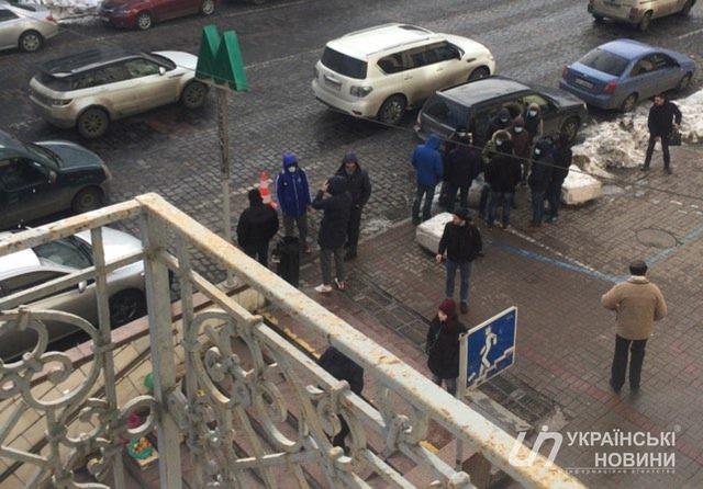 Невідомі накинулися на голову Інституту нацпам'яті В'ятровича перед прес-конференцією 02