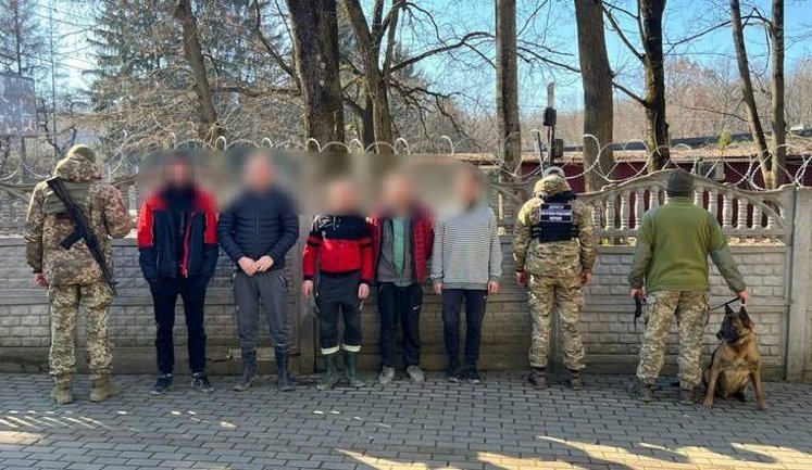Закарпатців затримали за 200 метрів до кордону зі Словаччиною: чоловіки шукали кращий заробіток у ЄС